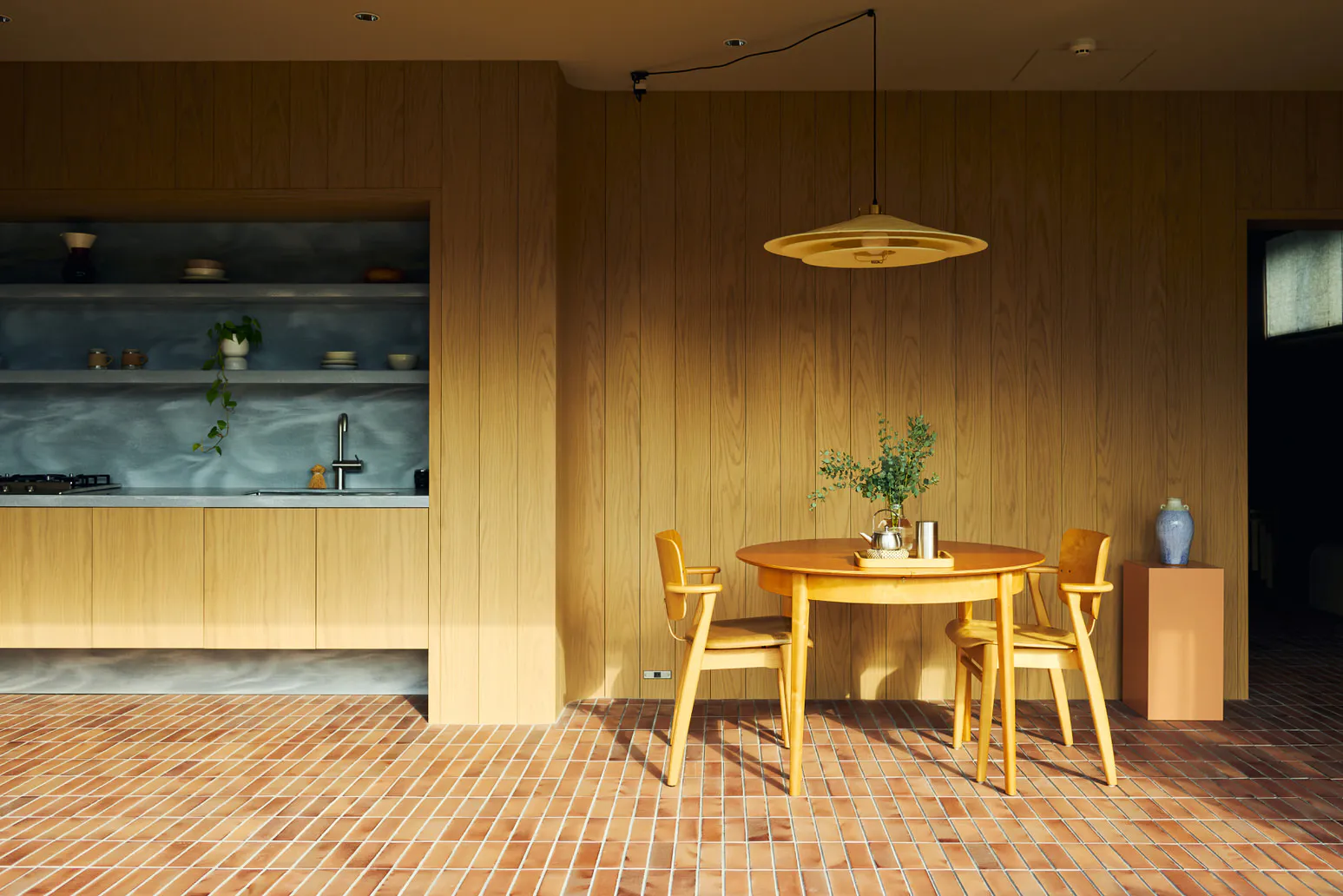 大きな窓とレンガの床が印象的なコンテンポラリー&クラフトのハウススタジオです。「Haku Studio - HIKARI -」の写真。